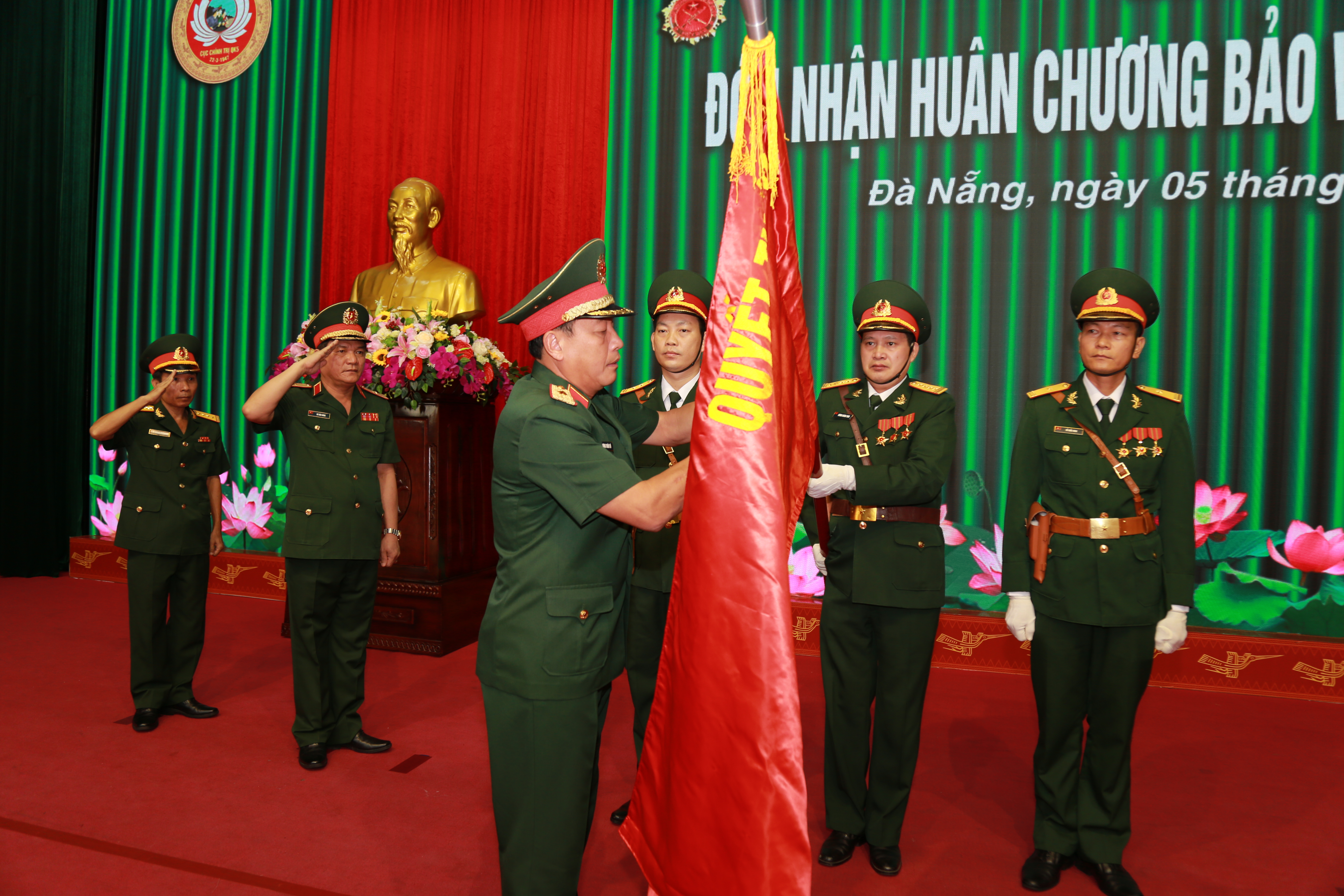 Cục Chính trị Quân khu 5 đón nhận Huân chương Bảo vệ Tổ quốc hạng Ba